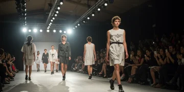 Modelos desfilando en una pasarela de moda española, mostrando diseños innovadores en un evento de gran repercusión cultural.