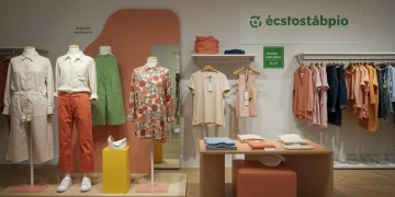 Certificaciones de Moda Sostenible en España: Guía 2025 Exposición de ropa sostenible con etiquetas de certificación ecológica en una tienda moderna en España.
