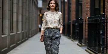 El Arte de Mezclar Estampados: 4 Reglas de Oro para 2025 Mujer elegante mezclando estampados florales y geométricos con confianza en un look moderno.