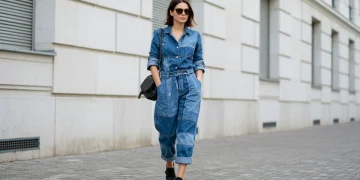 Mujer moderna luciendo un conjunto de upcycling con denim y patchwork en una calle urbana.