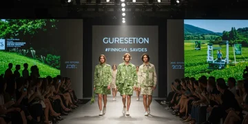 Modelos desfilando ropa sostenible en un evento de moda en España 2026, simbolizando ahorro y consumo consciente.