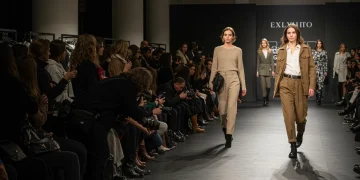 Modelos desfilando en un evento de moda exclusivo en España, con público y focos de luz, representando las tendencias de 2026 y las ofertas.