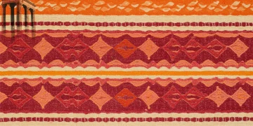 Tejido sostenible con tintes naturales, representando la moda ética en España.