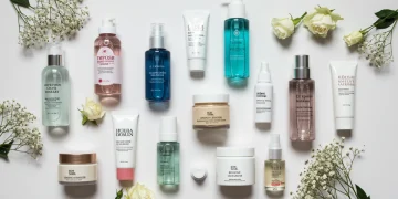 Productos esenciales de cosmética coreana para una rutina de 10 pasos en 2026, presentados de forma estética.