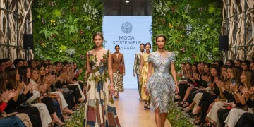 Pasarela de moda sostenible en España 2026 con diseños ecológicos y ambiente natural.