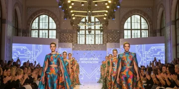 Modelos desfilando en la Semana de la Moda Española 2026, mostrando la innovación y el dinamismo del sector.