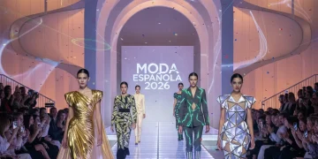 Modelos desfilando con una colección cápsula innovadora en un evento de moda español 2026.