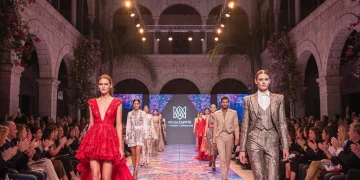 Modelos desfilando en un evento de moda en España, destacando diseños innovadores de marcas locales.